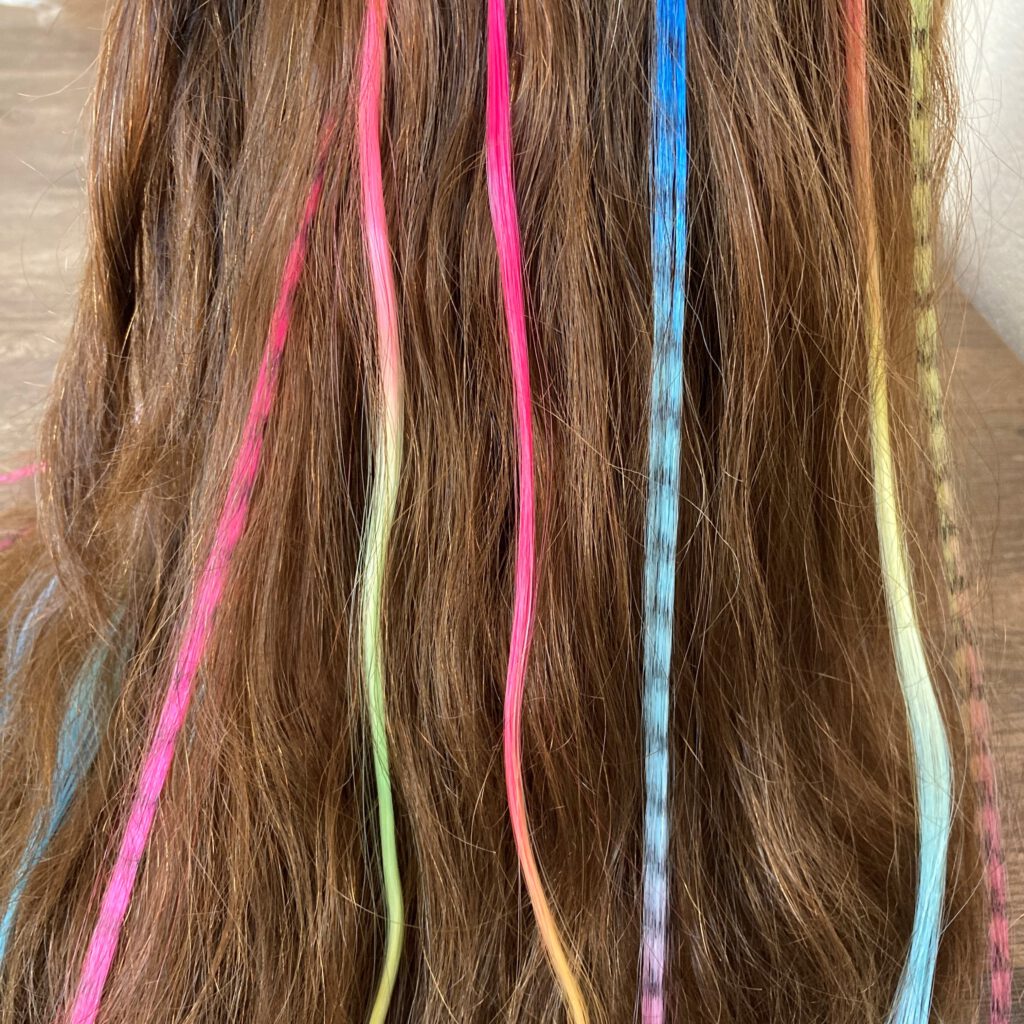 verschillende kleuren haarveertjes